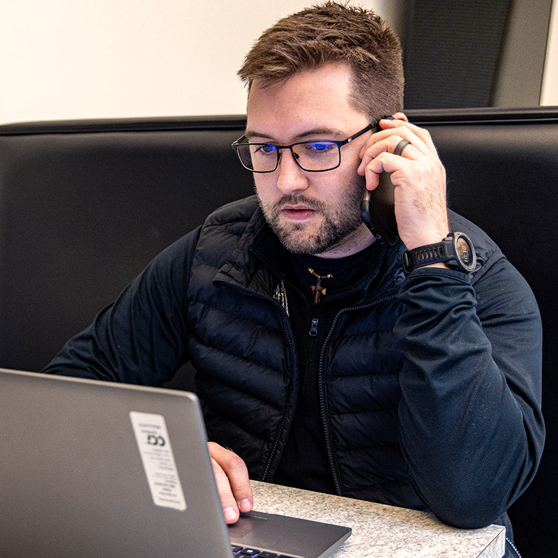 CCI System Consulting Expert talking to clients CCI System Consulting Expert talking to clients